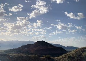 Sobre la nube con su sombra